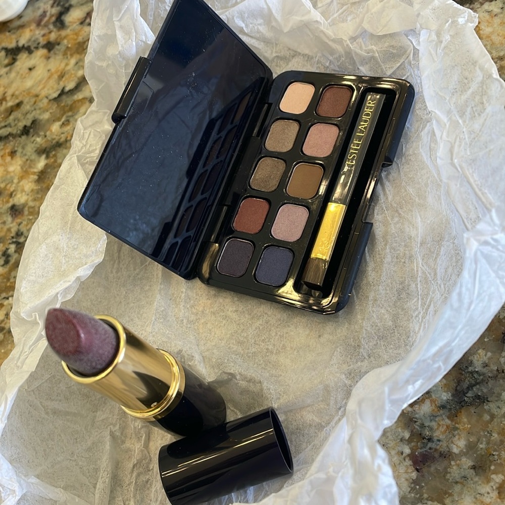 Estée Lauder set. PURE COLOR eyeshadow 
10 shades 
Pure Color lip Berry Truffle